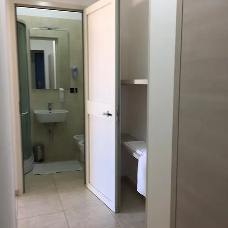 Hotel Athena 2*